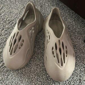 Taupe Yeezy foam runner. Kept in good condition. Perfect everyday shoe. Size 13K